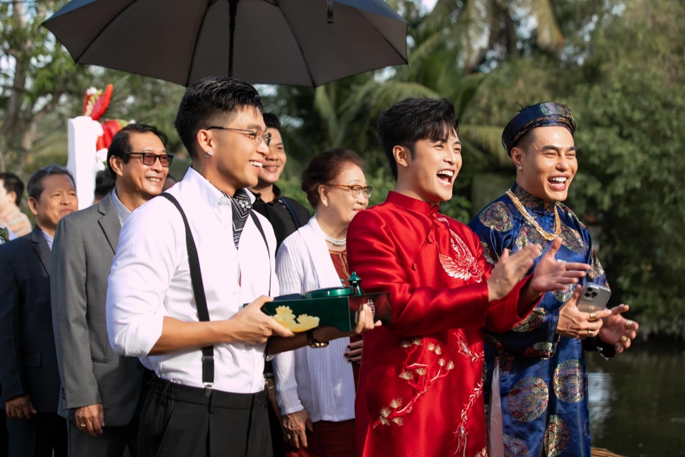 Gin Tuấn Kiệt mang sính lễ gồm 20 cây vàng và 500 triệu đồng đến hỏi cưới diễn viên Puka ở quê nhà.