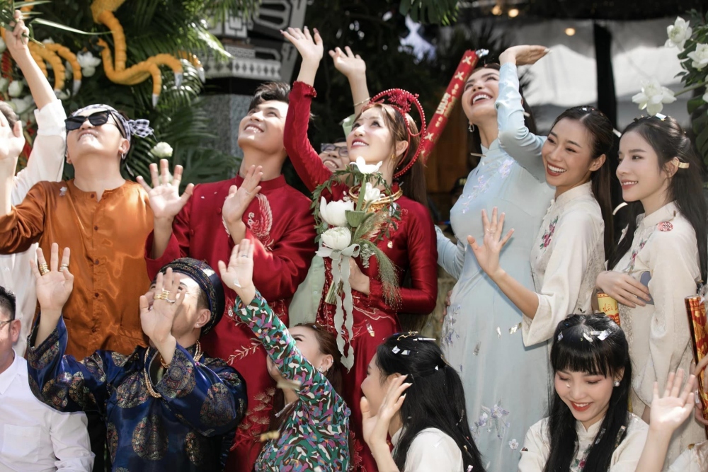 Họ cho biết áp lực vì tổ chức ở ba nơi, song chấp nhận vì không muốn người thân, bạn bè bỏ lỡ ngày vui của cả hai.