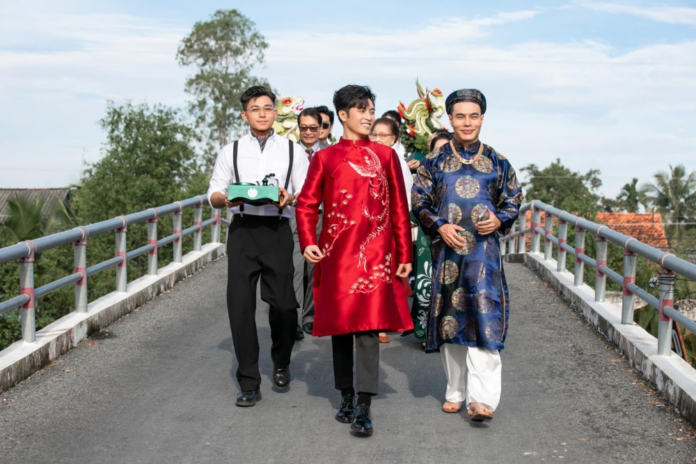 Diễn viên Lê Dương Bảo Lâm (phải) và ca sĩ Jun Phạm (trái) đồng hành cùng chú rể (giữa) trong lễ vu quy.