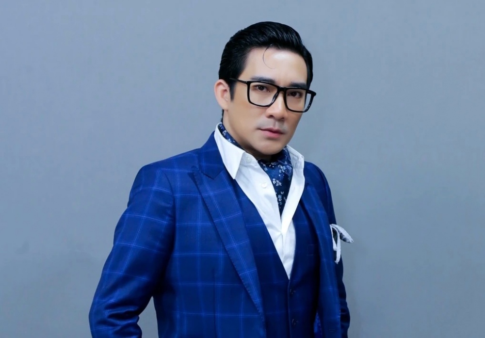 Quang Hà tâm sự: “Thời điểm mới đi hát, tôi diễn cho một quán cà phê sinh viên với cát xê 50.000 đồng. Cứ mỗi đêm tôi phải hát từ 35 đến 37 bài. Không những vậy, tôi còn kiêm luôn vai trò MC. Nếu mời được khán giả lên hát bài hát nào, tôi sẽ không phải hát bài hát đó. Nếu không có ai lên hát, tôi sẽ hát từ đầu cho đến cuối chương trình”. (Nguồn: Thanh Niên)