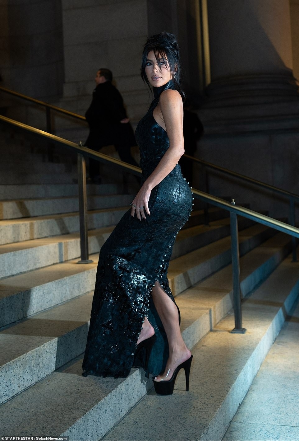 Kim Kardashian kỳ vọng cuộc hợp tác này có thể tôn vinh sức sáng tạo của mỗi cá nhân, giúp phong cách thời trang thường nhật thêm quyến rũ. "Những món trang sức nhấn vào đường cắt pha lê biểu tượng sẽ tích hợp vào loạt trang phục tôi yêu thích tại Skims. Chúng tôi mong mọi người sẽ yêu thích, đón nhận BST Swarovski x Skims", cô nói.