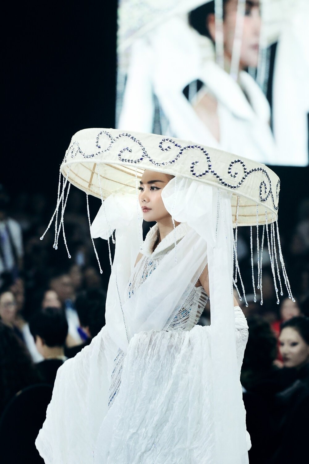 Siêu mẫu Thanh Hằng lần đầu trở lại sàn catwalk kể từ sau đám cưới diễn ra cuối tháng 10. Cô ra Hà Nội để diễn đêm mở màn Vietnam International Fashion Week với bộ trang phục của nhà thiết kế Vũ Việt Hà. (Nguồn: VTC News)
