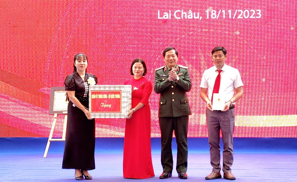 Thượng tướng Lê Huy Vịnh, Thứ trưởng Bộ Quốc phòng thay mặt Quân ủy Trung ương Bộ Quốc phòng trao tặng quà cho các thầy giáo cô giáo Trường phổ thông dân tộc bán trú, tiểu học Pa Tần, Lai Châu.