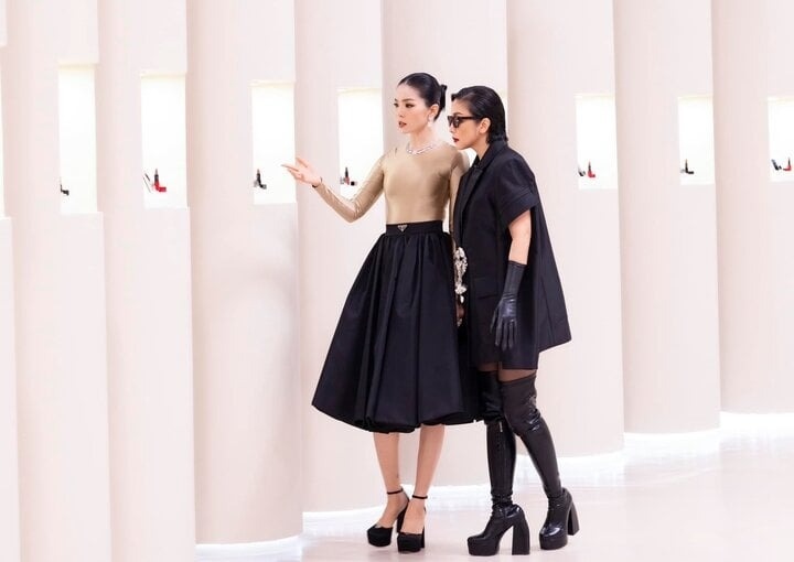 Mới đây, Lệ Quyên khiến người hâm mộ trầm trồ bởi độ giàu có của mình trong một chương trình truyền hình. Trò chuyện với Diva Mỹ Linh, Lệ Quyên ngỏ ý mời đàn chị qua nhà chơi. Mỹ Linh liền hỏi: "Nhà em Sài Gòn hay Hà Nội?". Lệ Quyên trả lời: "Ở đâu cũng có một cái nho nhỏ". Nghe đến đây, Mỹ Linh và khán giả đều choáng về khối tài sản ''khủng'' của ''Nữ hoàng phòng trà". 