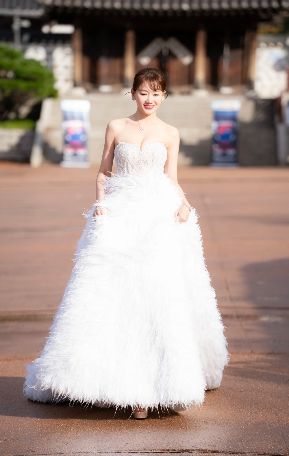 Tại Asian Kids Fashion Week mùa 6 diễn ra ở Seoul (Hàn Quốc), Hari Won cùng H'Hen Niê, Hương Giang... và nhiều người mẫu tham gia trình diễn thời trang cho nhiều nhà thiết kế trong thời tiết mưa gió. (Nguồn: Thanh Niên)