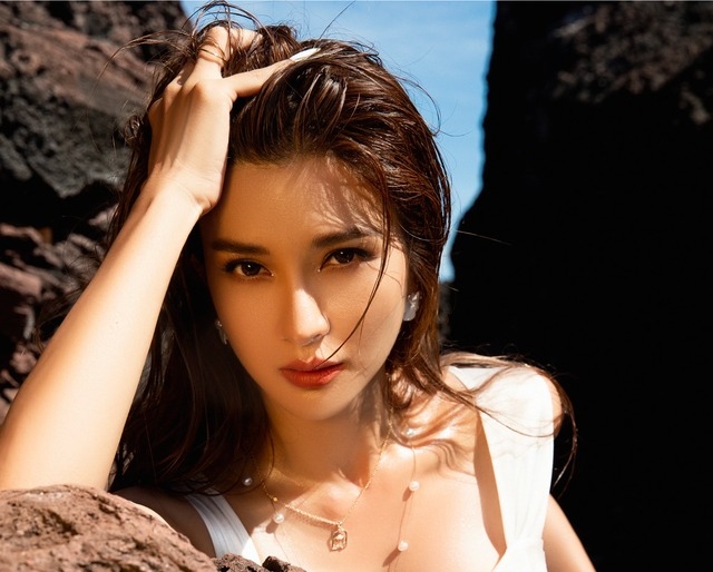 "Ở tuổi này, tôi được là chính mình, sống tự tin và thần thái hơn. Tôi không còn bị ám ảnh bởi hai chữ hết thời, không còn chạy theo sự nổi tiếng, không sợ bị khán giả quên. Tôi biết rằng có nhiều cách để mình sống được với nghề...", diễn viên Kim Tuyến chia sẻ. (Theo: Thanh Niên)
