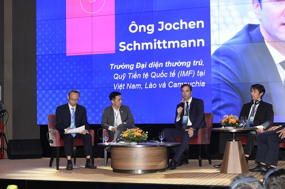 Ông Jochen Schmittmann - Trưởng Đại diện thường trú, Quỹ Tiền tệ Quốc tế (IMF) tại Việt Nam, Lào và Campuchia phát biểu tại diễn đàn