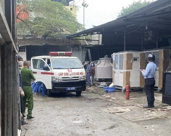 Xe cấp cứu đưa nạn nhân vào bệnh viện