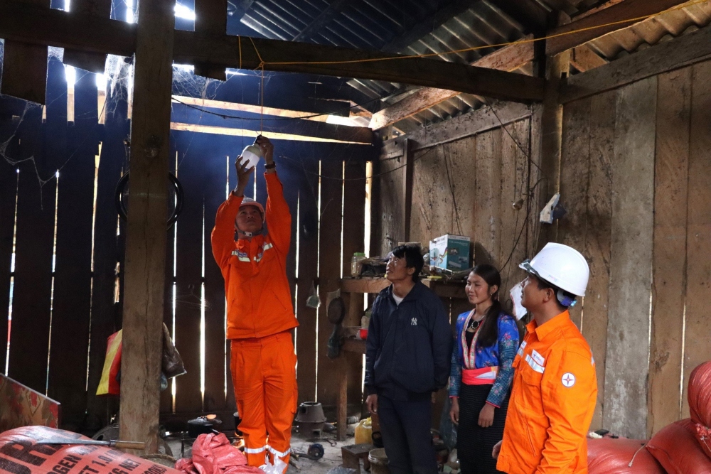 Công nhân Điện lực Điện Biên Đông hướng dẫn người dân sử dụng điện an toàn, hiệu quả