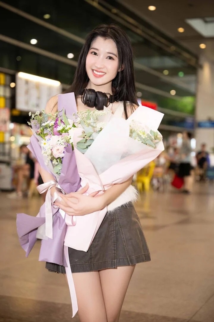 Tối 31/10, Á hậu Phương Nhi về nước sau 15 ngày tham gia cuộc thi Miss International 2023 (Hoa hậu Quốc tế 2023). Tại sân bay, Phương Nhi mặc giản dị nhưng gương mặt rạng ngời, được gia đình cùng Hoa hậu Bảo Ngọc và đại diện công ty quản lý đón. Cô trở về với thành tích lọt Top 15 tại Miss International 2023 nhờ bầu chọn của khán giả.
