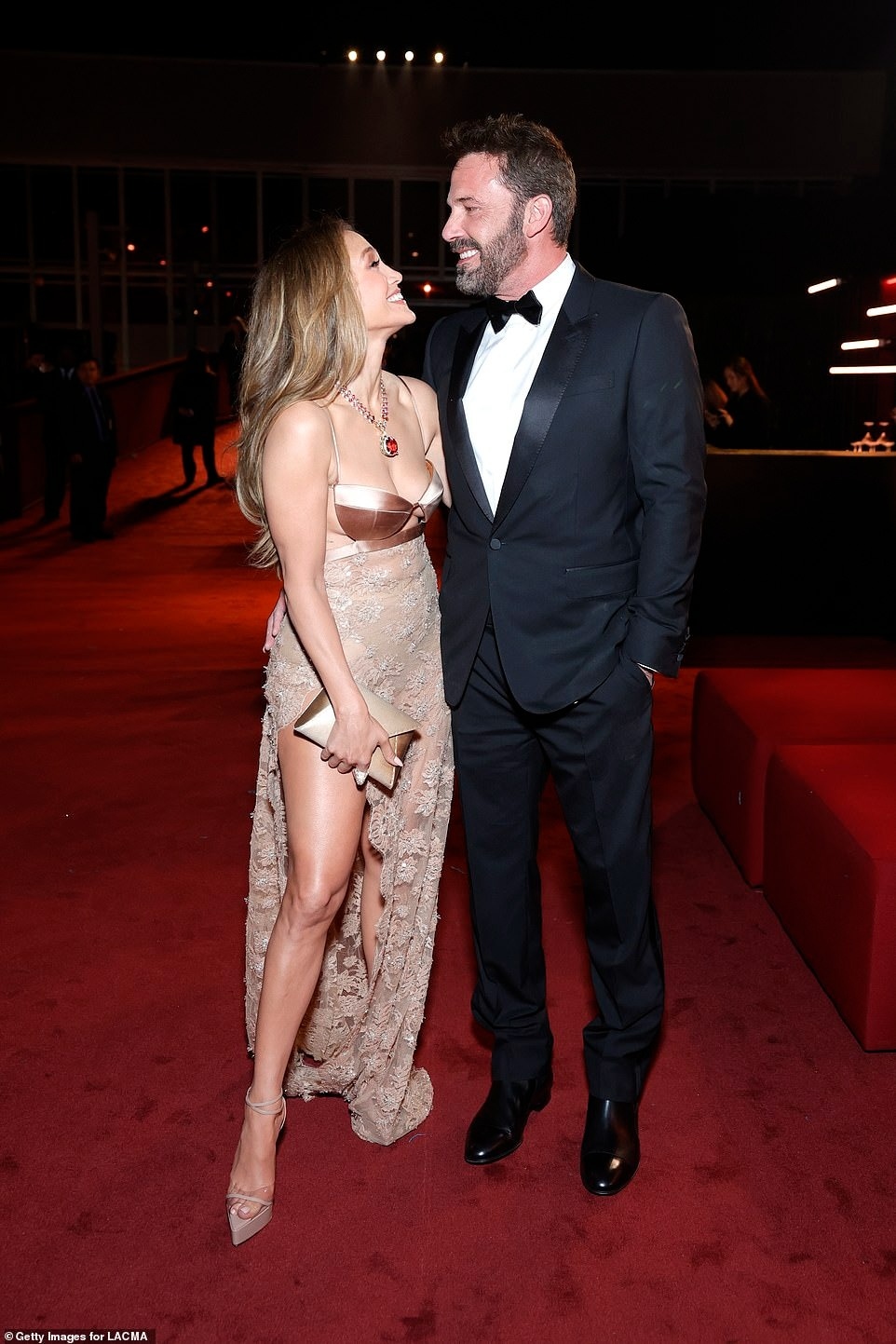 Jennifer được chồng Ben Affleck tháp tùng tại buổi dạ tiệc. Cả hai dường như luôn song hành cùng nhau trong các sự kiện.