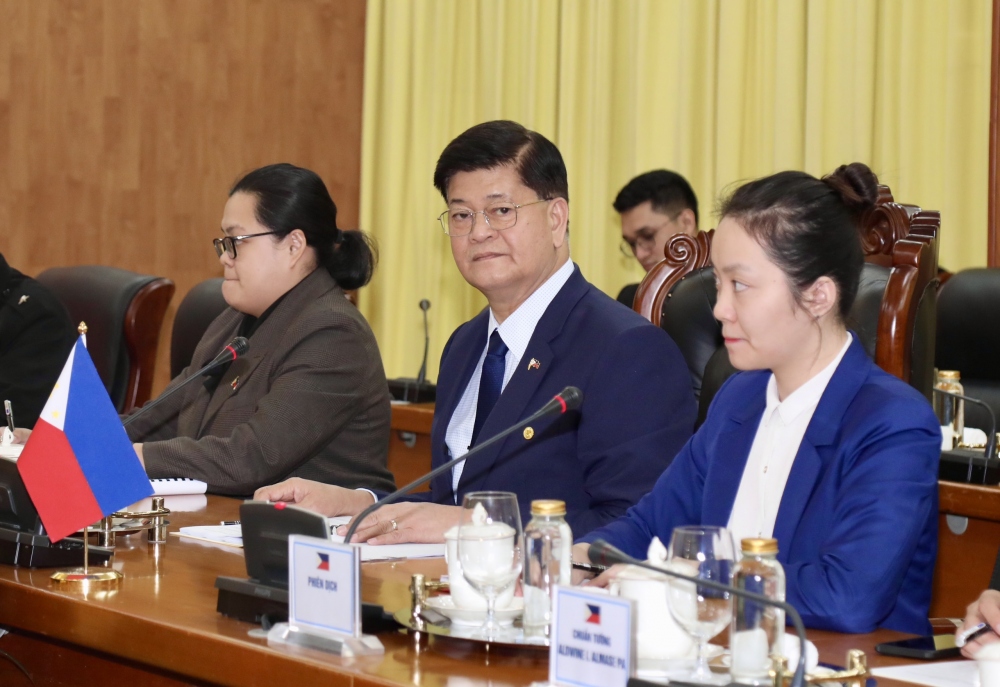 Ngài Irineo Cruz Espion, Thứ trưởng Bộ Quốc phòng Philippines.