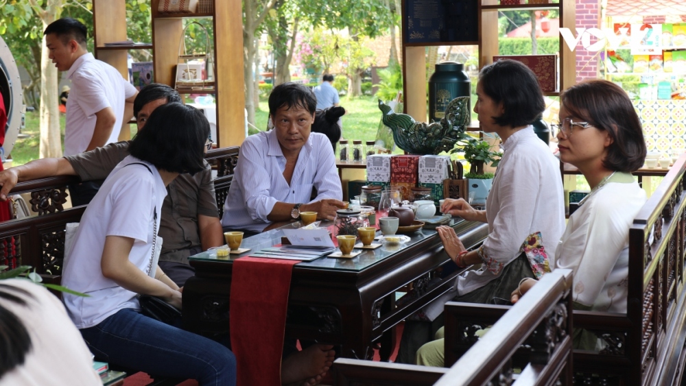 “Không gian văn hóa trà Việt” thu hút rất nhiều người ghé thăm, thưởng trà, đàm đạo.