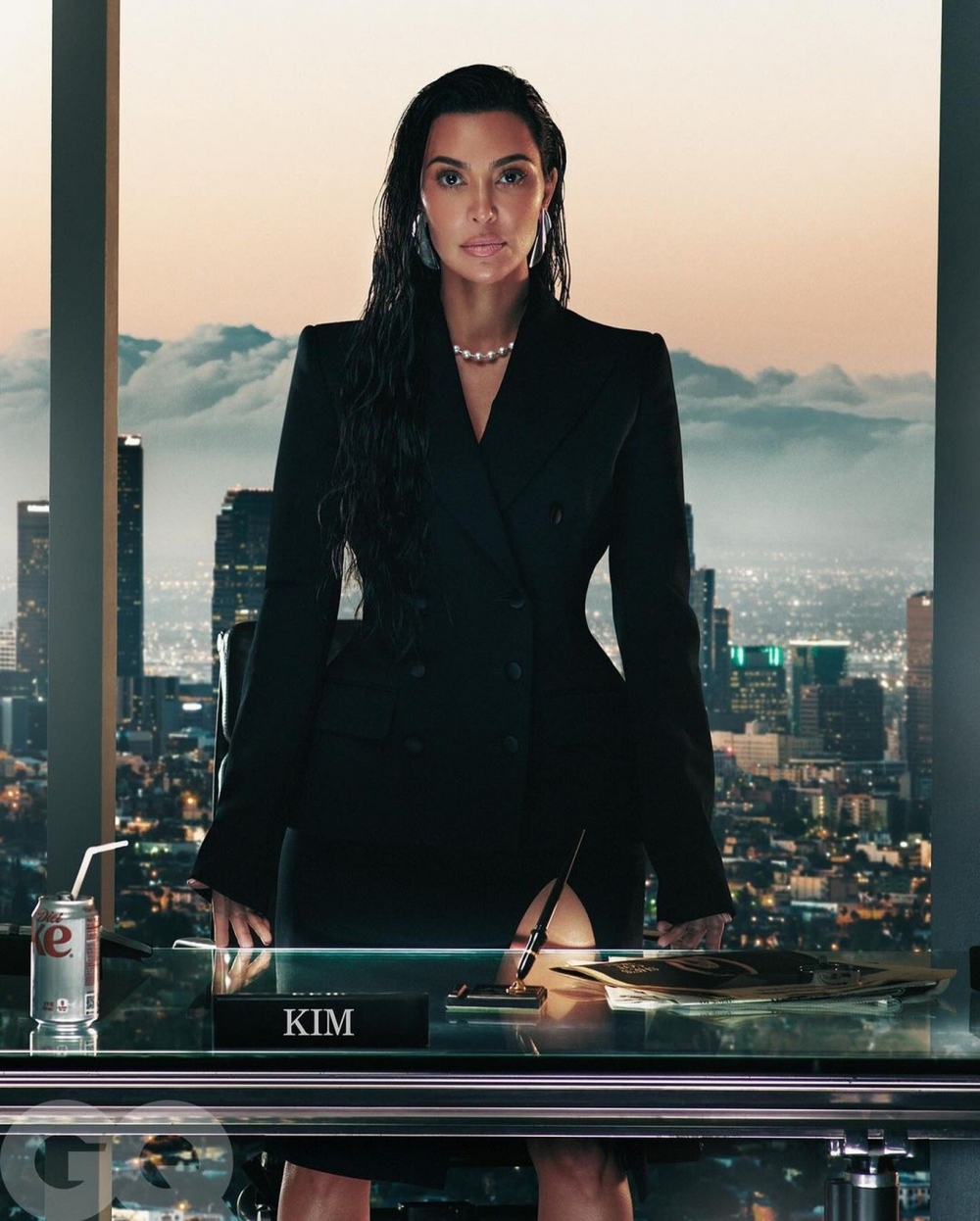 Kim Kardashian được tôn vinh nhờ kinh doanh đồ nội y thành công. Bộ sưu tập unisex của thương hiệu SKIMS của cô được nhiều nam giới ưa thích và trở thành đối tác chính thức của NBA, đồng thời ra mắt dòng sản phẩm dành cho nam giới hồi tháng 10 vừa qua.