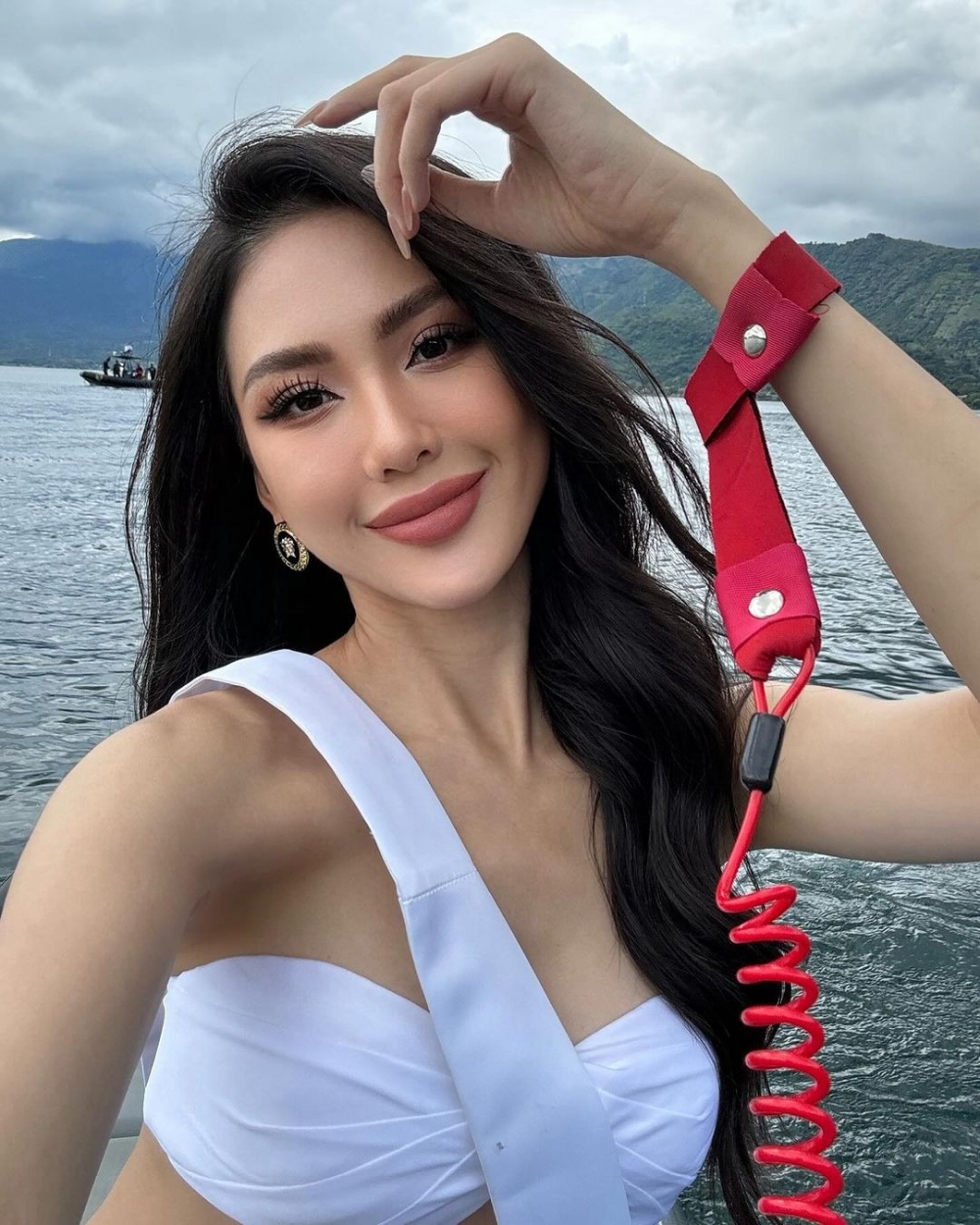 Cuộc thi Hoa hậu Hoàn vũ - Miss Universe 2023 diễn ra gần 1 tuần, đại diện Việt Nam vẫn đầy năng lượng. Người đẹp diện bikini nổi bật, tạo dáng bên chiếc mô tô nước ở El Salvador trong hoạt động chụp hình. (Nguồn: Vietnamnet)