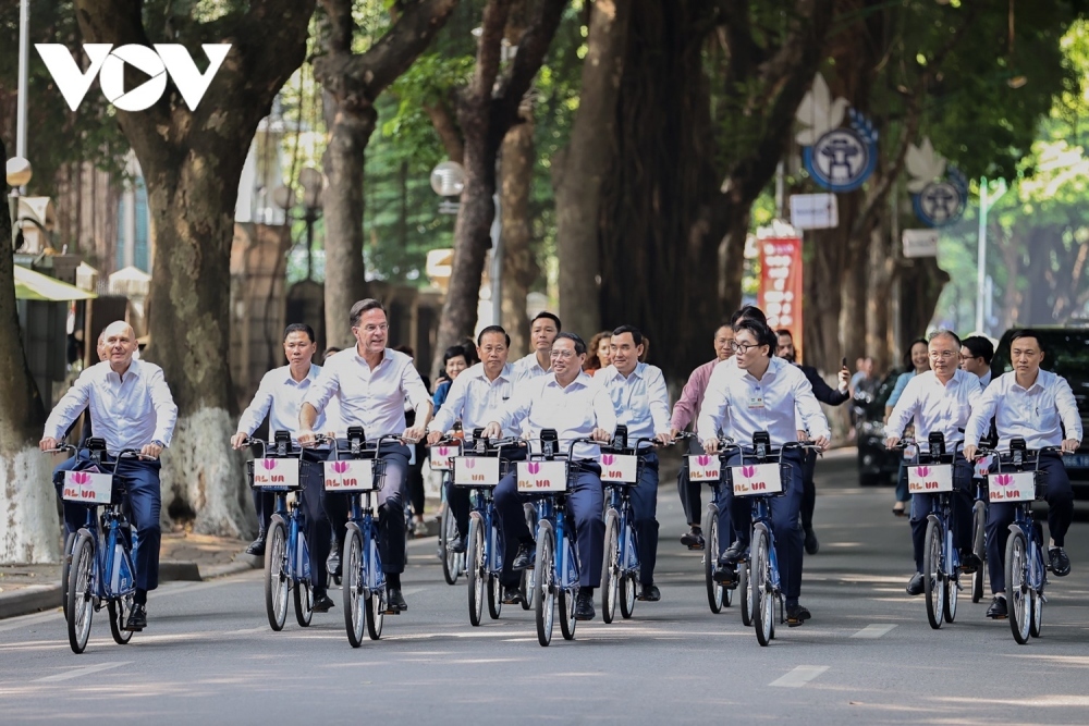 During his stay, the two PMs spend time cycling around major streets of Hanoi in the late autumn weather.