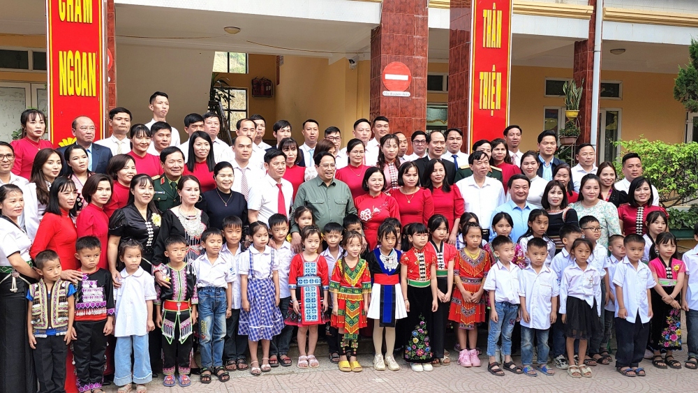 Thủ tướng Phạm Minh Chính thăm, tặng quà cho trẻ em có hoàn cảnh đặc biệt, khó khăn trên địa bàn tỉnh Lai Châu.