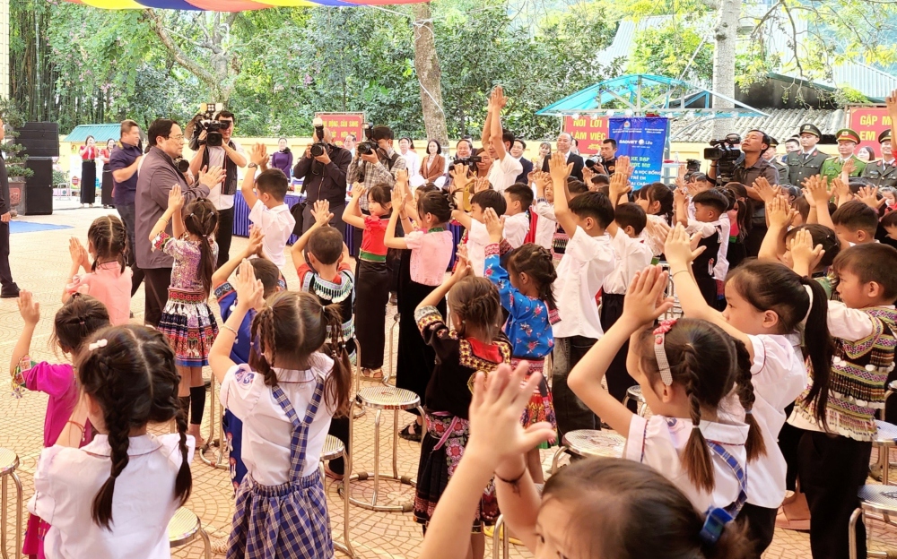 Thủ tướng Phạm Minh Chính thăm, tặng quà cho trẻ em có hoàn cảnh đặc biệt, khó khăn trên địa bàn tỉnh Lai Châu.