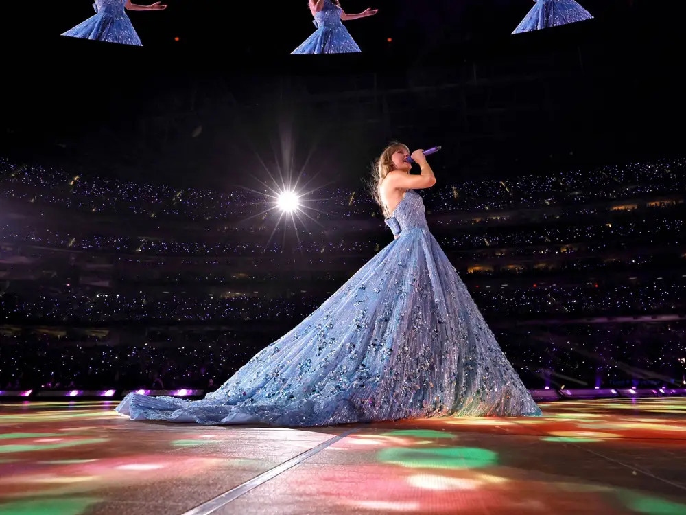 Váy dạ hội "Speak Now" màu xanh lam thực sự để lại nhiều ấn tượng cho người hâm mộ từ màu sắc đến chất liệu và đường nét.