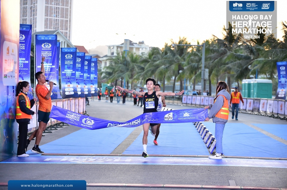 An athletes reaches the finish line at the Ha Long Bay International Heritage Marathon 2023. (Photo: organisers)