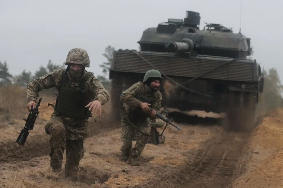 Lữ đoàn cơ giới 47 của Ukraine tập trận với một chiếc xe tăng Leopard 2. Ảnh: Lữ đoàn cơ giới 47