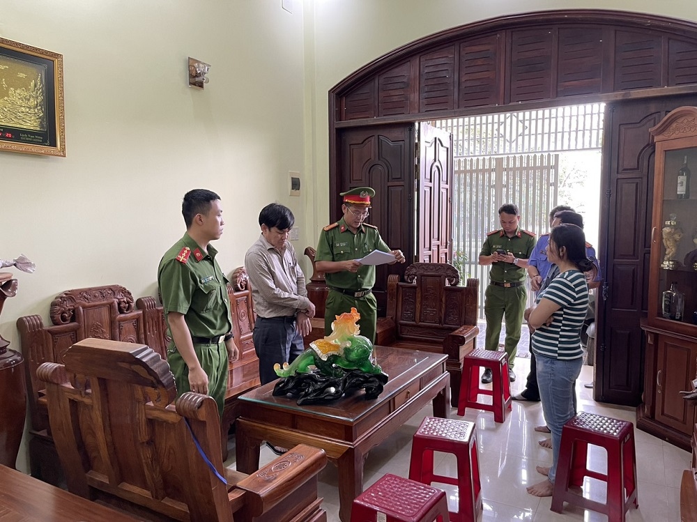 Trương Quý Sửu (thứ hai từ trái qua). (Ảnh: Công an tỉnh Gia Lai)