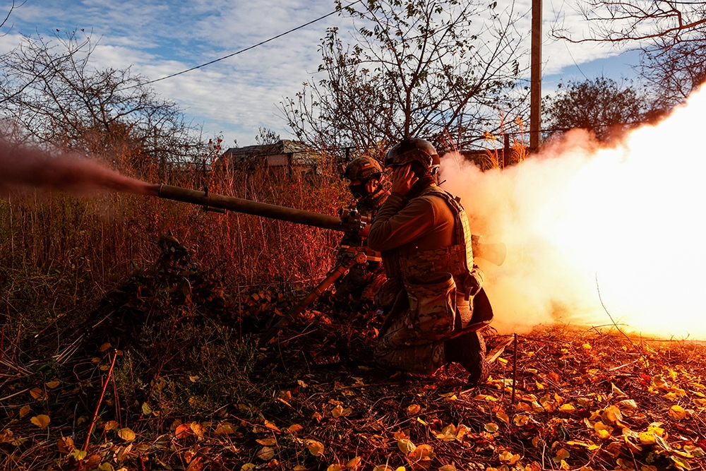 Ukraine khai hỏa súng phóng lựu chống tăng SPG-9 về phía Nga ở thị trấn Avdiivka. Ảnh: Reuters