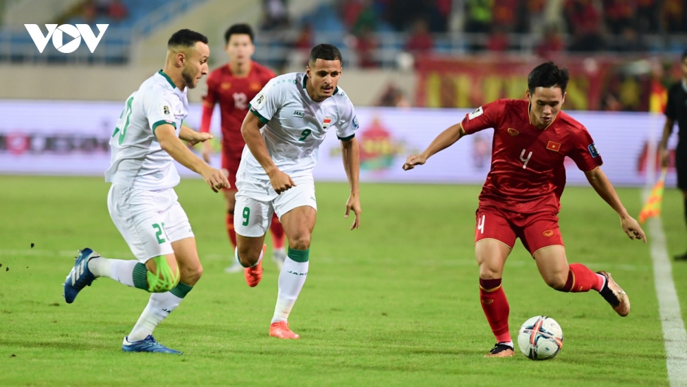 Fighting for a ball between a Vietnamese player (in red jersey) and two Iraqi players at My Dinh National Stadium on November 21 evening