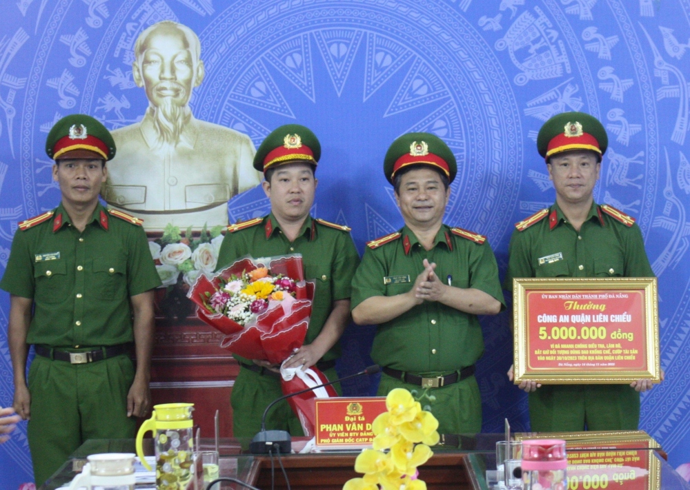 Đại tá Phan Văn Dũng trao thưởng cho Công an quận Liên Chiểu.