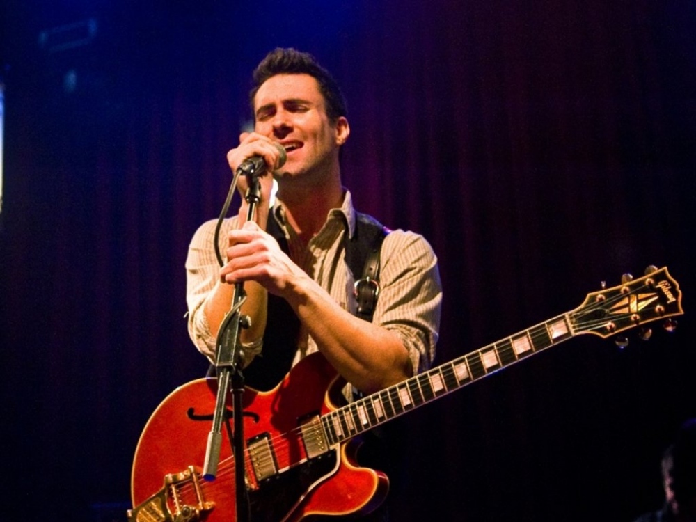 Adam Levine thể hiện ca khúc solo đầu tay “Lost Star”. Ảnh: Cắt từ video
