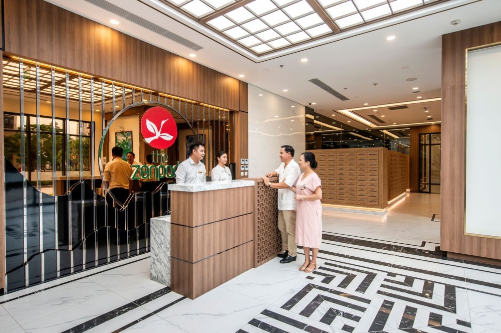 Sảnh đón với mái sảnh màu vàng nổi bật, và không gian sang trọng bên trong đậm chất Phù Tang tại The Zenpark cùng với với dịch vụ lễ tân, an ninh chuyên nghiệp