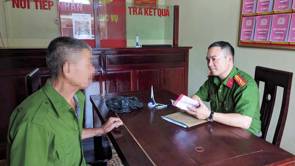 Công an xã Thanh Liên kịp thời ngăn chặn ông T. không chuyển tiền cho các đối tượng lừa đảo. Ảnh: M.C