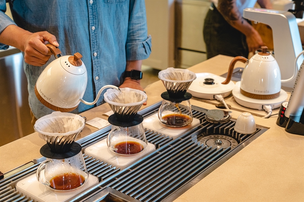 Một nhân viên pha cà phê tại quán Momos Coffee ở Busan. Nguồn: Busan Metropolitan City
