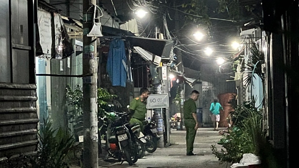 Lực lượng chức năng khám nghiệm hiện trường vụ việc.