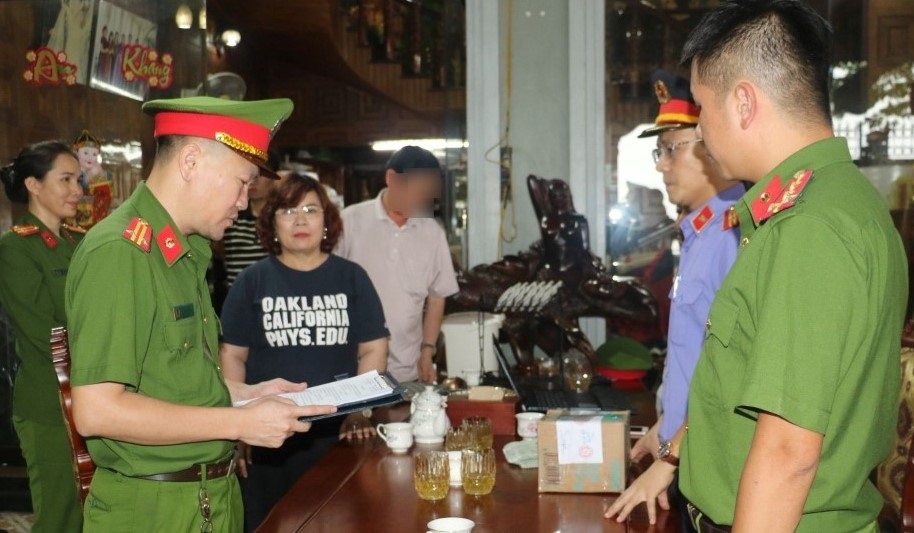 Cơ quan CSĐT Công an tỉnh Nghệ An thi hành lệnh bắt bị can để tạm giam đối với Nguyễn Thị Hoan