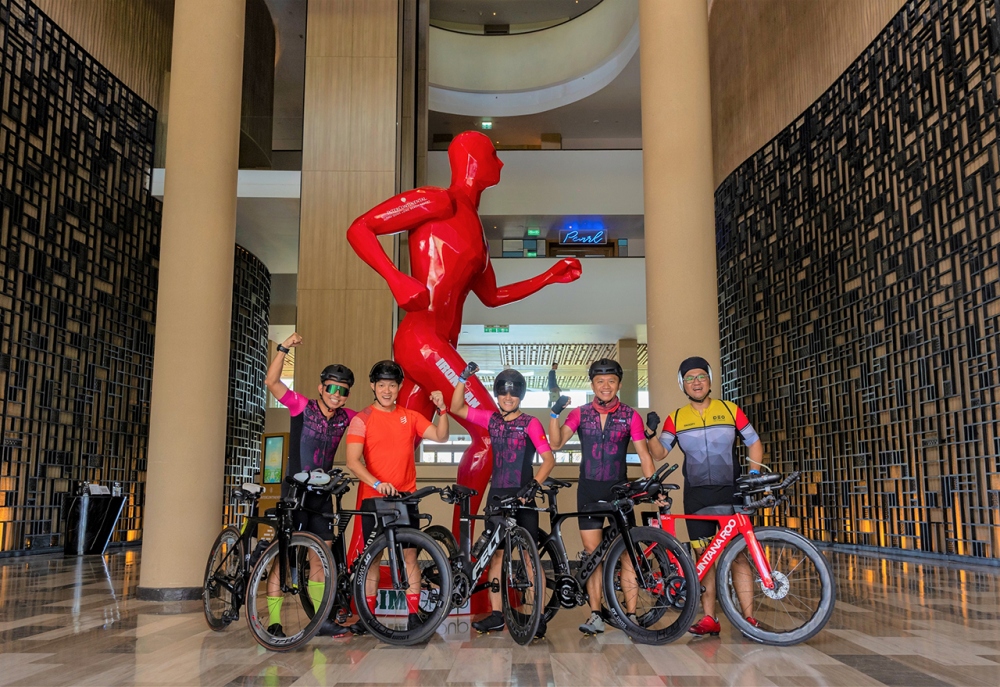Các khu nghỉ dưỡng tại Phu Quoc Marina cũng chuẩn bị những cách chào đón đặc biệt dành cho các VĐV và du khách đến với đảo ngọc dịp này. Như tại InterContinental Phu Quoc, khu nghỉ dưỡng tạo điểm nhấn bằng bức tượng mô phỏng tư thế chạy của VĐV IRONMAN đặt tại sảnh chính. Ảnh: InterContinental Phu Quoc Long Beach Resort