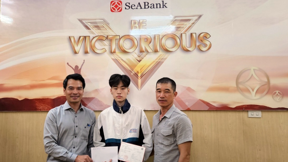 Em Nguyễn Trân Ngọc Vũ cùng bố vui mừng đón nhận Học bổng Khởi nghiệp (HBKN) do “Quỹ Ươm mầm Ước mơ” của Ngân hàng SeABank trao tặng