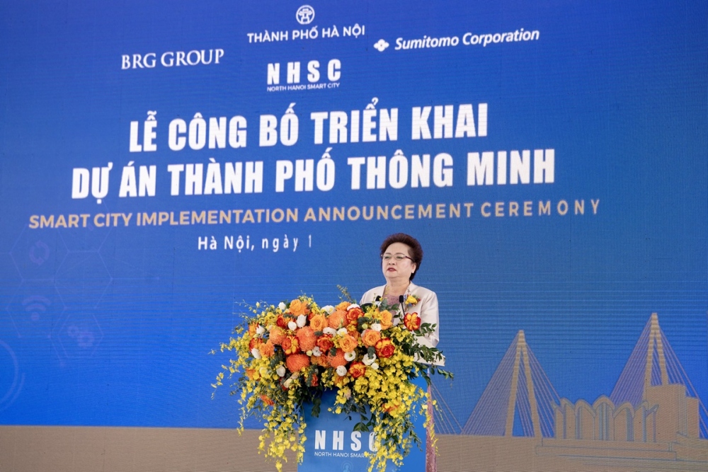 Bà Nguyễn Thị Nga, Chủ tịch Tập đoàn BRG, Phó Chủ tịch kiêm Tổng Giám đốc Công ty Thành phố Thông minh Bắc Hà Nội phát biểu tại sự kiện.