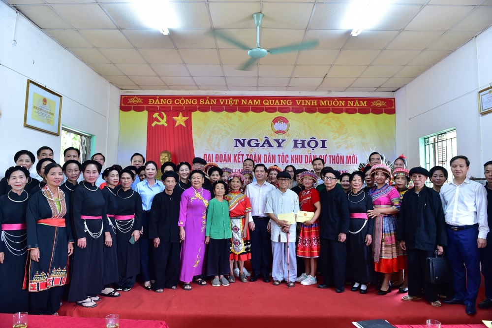 Ông Đoàn Quốc Huy, Phó Chủ tịch HĐQT kiêm Tổng Giám đốc Tập đoàn BIM Group – Nhà tài trợ Chiến lược của giải đấu cho biết: “Chúng tôi vui mừng với sự thành công của giải IRONMAN 70.3 đầu tiên tại Phú Quốc. Giờ đây, đảo ngọc không chỉ được biết đến với những bãi biển tuyệt đẹp mà còn là một địa chỉ yêu thích của cộng đồng yêu thể thao khắp thế giới. BIM Group IRONMAN 70.3 Phu Quoc sẽ trở thành sự kiện thu hút du khách trong nước và quốc tế đến với Phú Quốc mỗi năm, góp phần hiện thực hóa định hướng của Tỉnh ủy Kiên Giang về phát triển du lịch thành ngành mũi nhọn đến năm 2030.” Hơn cả một giải đấu thể thao, sự kiện IRONMAN 70.3 là cơ hội tuyệt vời để Phú Quốc quảng bá vẻ đẹp thiên nhiên, ẩm thực phong phú cùng các di sản văn hóa địa phương tới bạn bè quốc tế. Nhiều vận động viên quốc tế, đặc biệt là trong khu vực châu Á bày tỏ mong muốn quay trở lại Phú Quốc trong năm sau để chinh phục thành tích cá nhân mới, kết hợp du lịch khám phá thêm những nét đặc sắc khác của đảo ngọc. Thời tiết gió to khiến nhiều VĐV gặp khó khăn ngay từ thử thách đầu tiên – 1,9km bơi biển. Ảnh: BIM Group IRONMAN 70.3 Phú Quốc