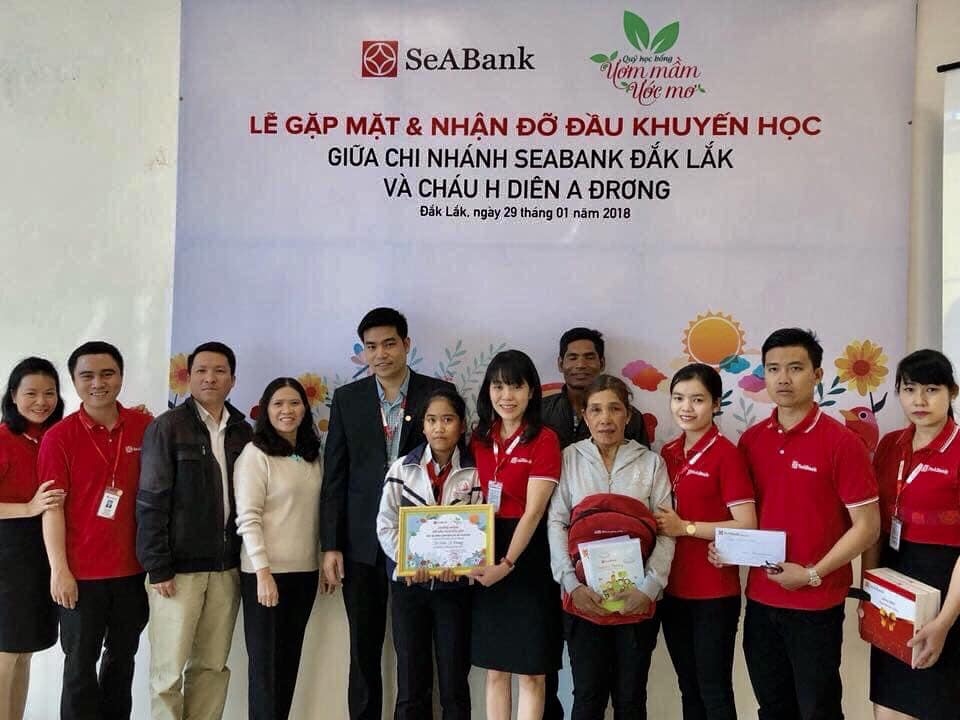Em H Diên A Đrơng (Đắk Lắk) cùng gia đình cảm kích khi nhận học bổng trọn đời phổ thông do “Quỹ Ươm mầm Ước mơ” của Ngân hàng SeABank trao tặng từ năm 2018