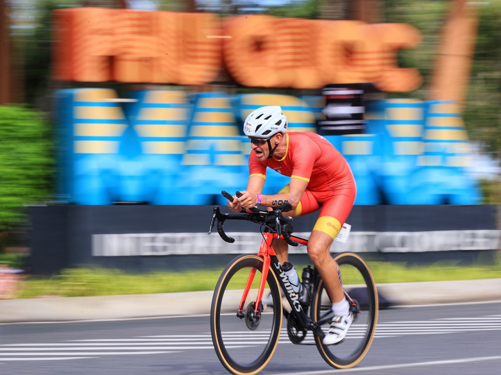 Tốc độ gió lên tới 45km/h cũng làm tăng độ khó cho thử thách đạp xe 90km.
Ảnh: BIM Group IRONMAN 70.3 Phú Quốc