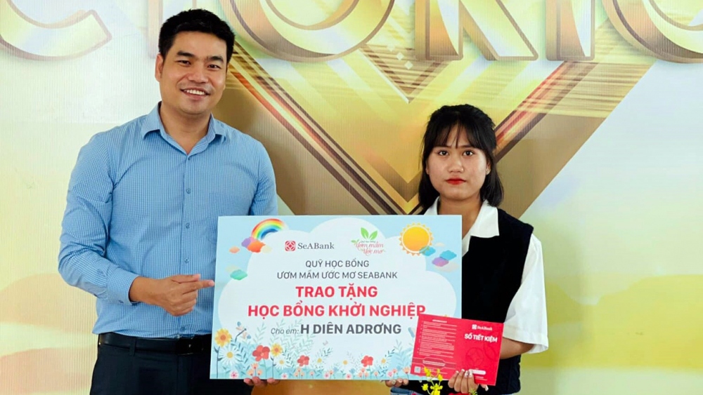 Sau 5 năm, em đã trở thành tân sinh viên khoa Tài chính Ngân hàng – Đại học Tây Nguyên. H Diên A Đrơng bày tỏ sự biết ơn khi được SeABank tiếp thêm sức mạnh cho chặng hành trình mới