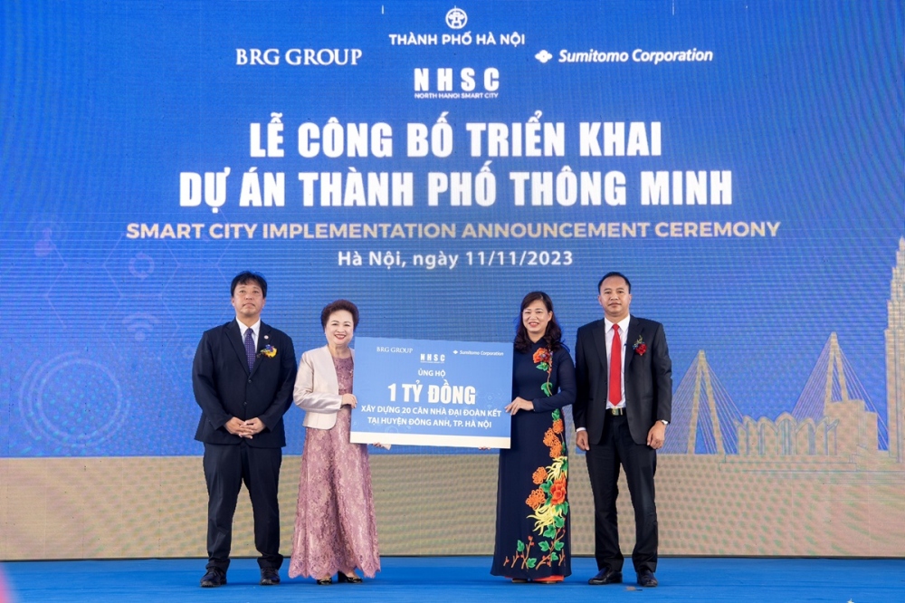 Lãnh đạo Công ty Thành phố Thông minh Bắc Hà Nội trao ủng hộ 1 tỷ đồng xây dựng 20 căn nhà đại đoàn kết tại huyện Đông Anh.