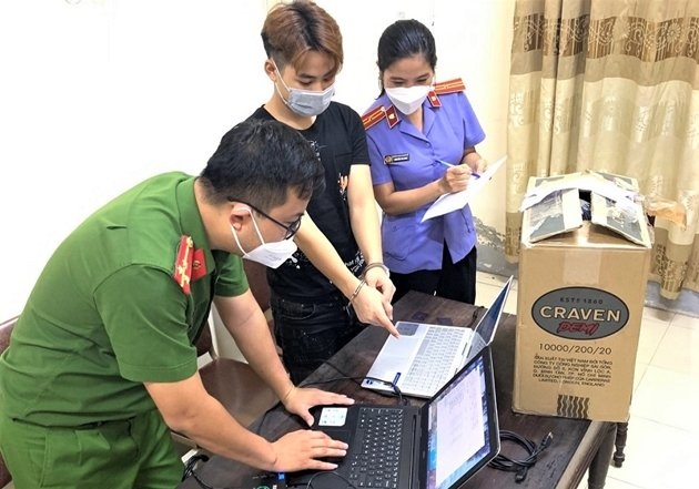 Cơ quan điều tra khám xét máy tính của đối tượng trong một vụ án lừa đảo.
