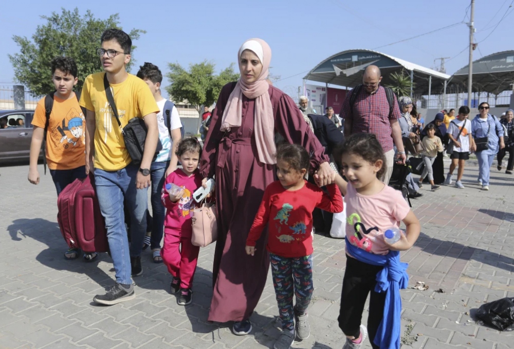 Những người dân Palestine vừa đi qua cửa khẩu Rafah sang Ai Cập. Nguồn: AP