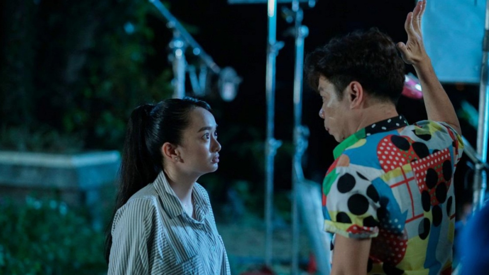 Nếu như Linh Đan trong “Em chưa 18” gần như được "đo ni đóng giày" cho Kaity, nữ diễn viên chỉ cần diễn lại chính bản thân mình thì “Hồn papa, da con gái” lại là thử thách vô cùng khó khăn khi cô phải đóng vai hoán đổi thân xác với một người đàn ông trung niên.