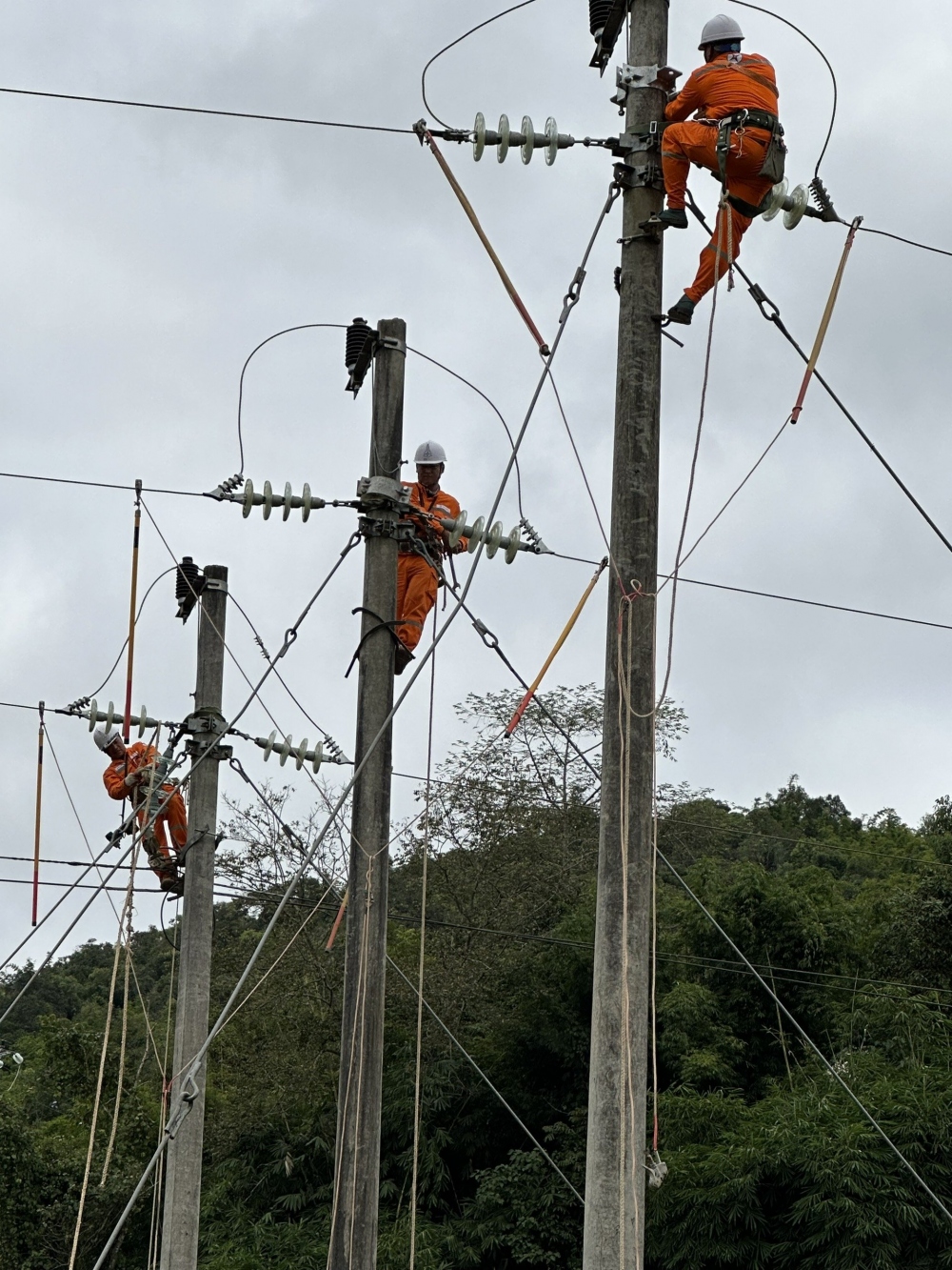 Công nhân Điện lực Điện Biên Đông đấu nối đóng điện vào trạm biến áp Tống Sớ