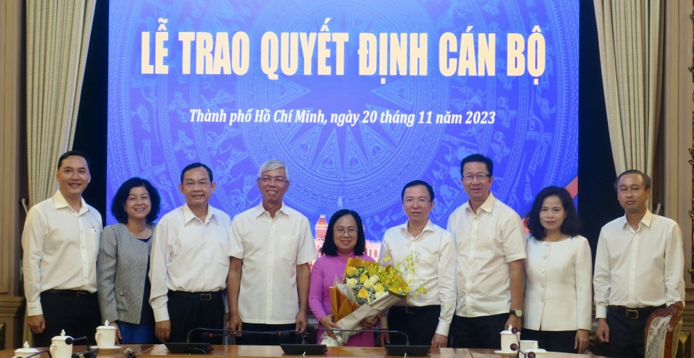 Bà Đinh Thị Thanh Thúy (cầm hoa) chụp hình cùng các đại biểu. (Ảnh: A.T)