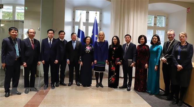 Thường trực Ban Bí thư Trương Thị Mai và Chủ tịch Quốc hội Phần Lan Jussi Halla-Aho (thứ 7, trái sang) chụp ảnh lưu niệm với Đoàn. (Ảnh: TTXVN)