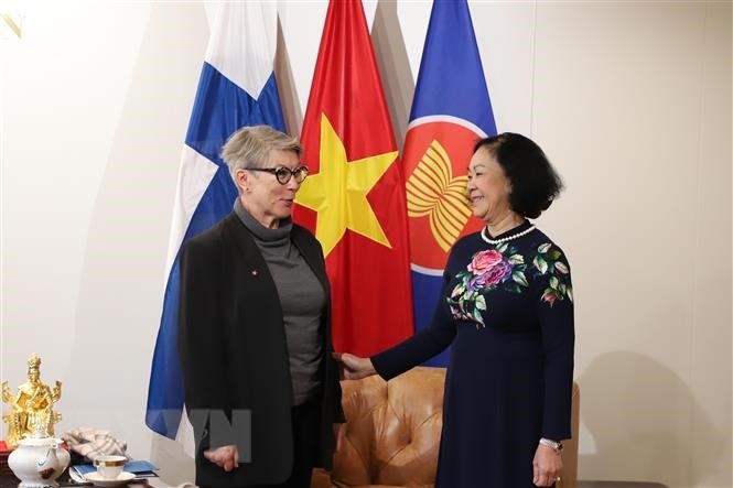 Thường trực Ban Bí thư Trương Thị Mai làm việc với Chủ tịch Đảng Cộng sản Phần Lan Liisa Taskinen. (Ảnh: TTXVN)